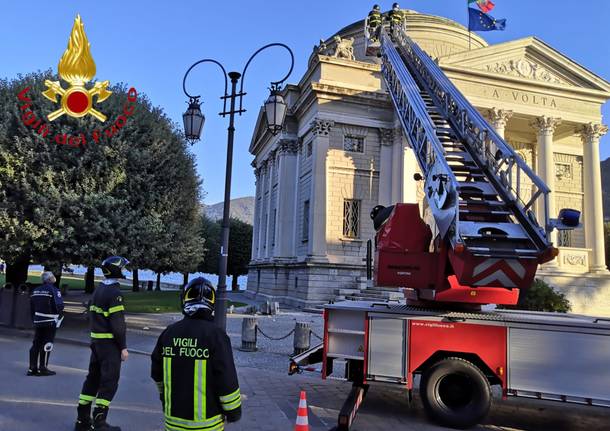 Una mongolfiera danneggia il Tempio Voltiano di Como