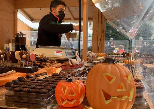 Un paesino del Trentino in piazza a Varese