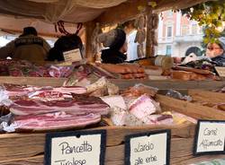 Un paesino del Trentino in piazza a Varese