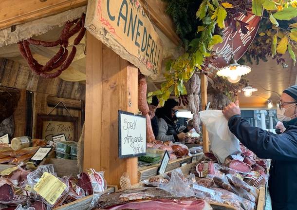 Un paesino del Trentino in piazza a Varese