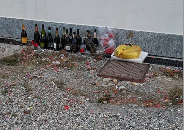 Feste di laurea fuori dall’università e i marciapiedi diventano una discarica