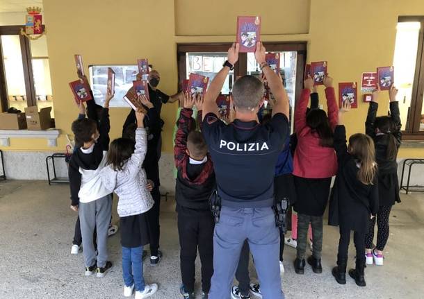 I poliziotti della Questura di Varese distribuiscono le agende agli alunni 