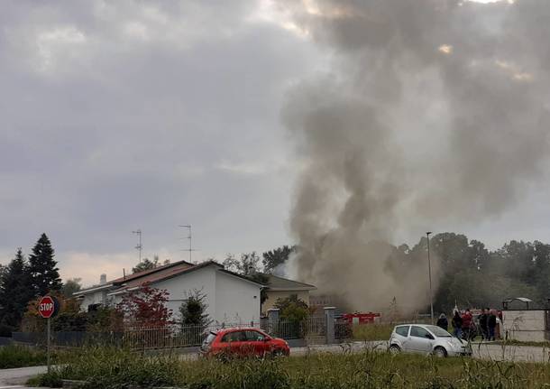 incendio villetta somma lombardo vigili del fuoco