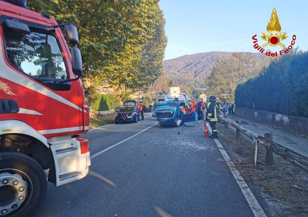 incidente cunardo auto ribaltata - vigili del fuoco