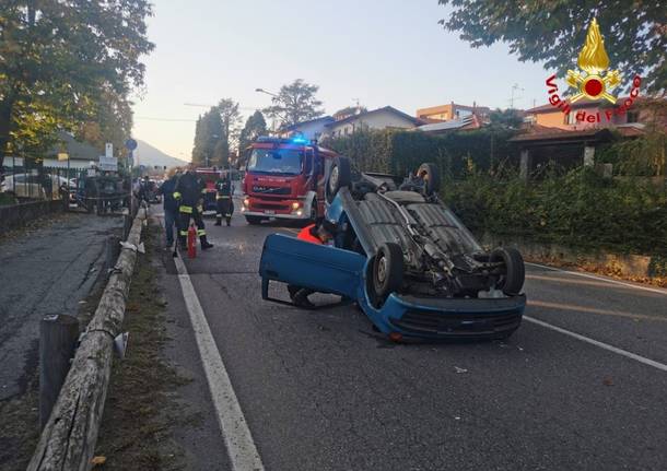 incidente cunardo auto ribaltata - vigili del fuoco