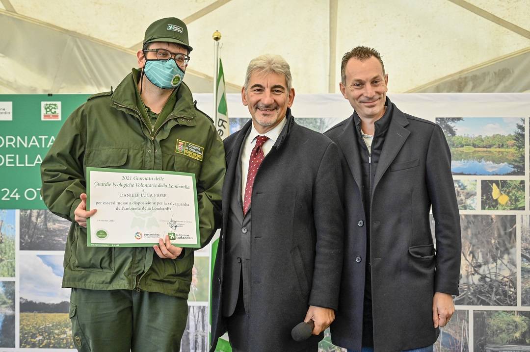 La Gev del Parco delle Groane Gianmarco Bartesaghi premiata dall'assessore regionale Cattaneo