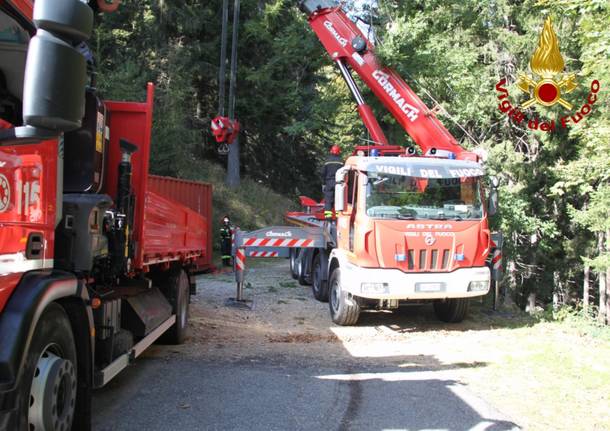 Le operazioni di rimozione della funivia crollata al Mottarone