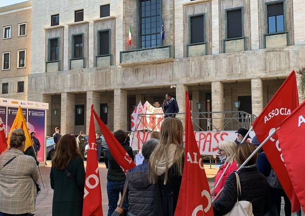 Cobas in sciopero: manifestazione a Varese