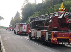 Operaio bloccato sul tetto recuperato dai vigili del fuoco
