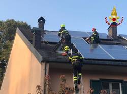 Operaio bloccato sul tetto recuperato dai vigili del fuoco