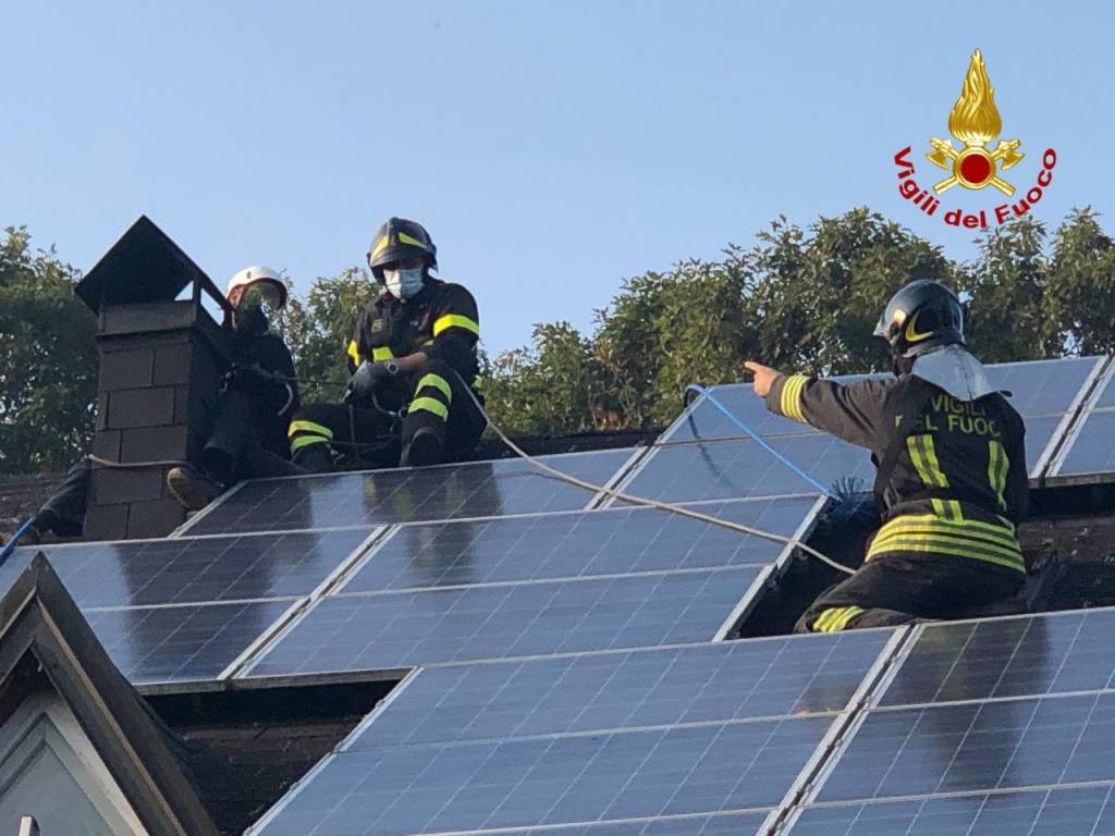 Operaio bloccato sul tetto recuperato dai vigili del fuoco