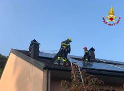 Operaio bloccato sul tetto recuperato dai vigili del fuoco