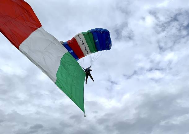 Paracadutisti in volo sui giardini Estensi per il ventennale della base Nato di Solbiate Olona