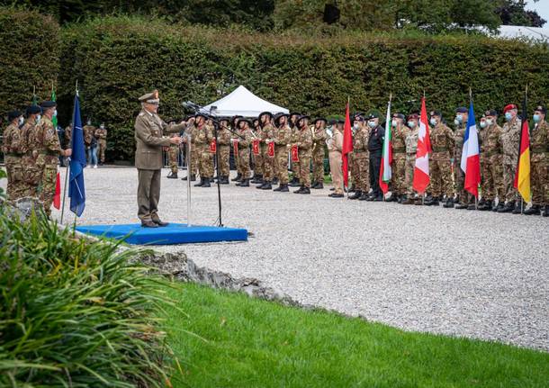 Paracadutisti in volo sui giardini Estensi per il ventennale della base Nato di Solbiate Olona