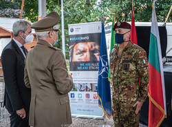 Paracadutisti in volo sui giardini Estensi per il ventennale della base Nato di Solbiate Olona