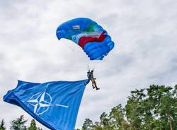 Paracadutisti in volo sui giardini Estensi per il ventennale della base Nato di Solbiate Olona