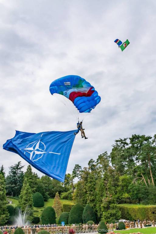 Paracadutisti in volo sui giardini Estensi per il ventennale della base Nato di Solbiate Olona