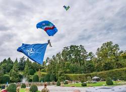 Paracadutisti in volo sui giardini Estensi per il ventennale della base Nato di Solbiate Olona