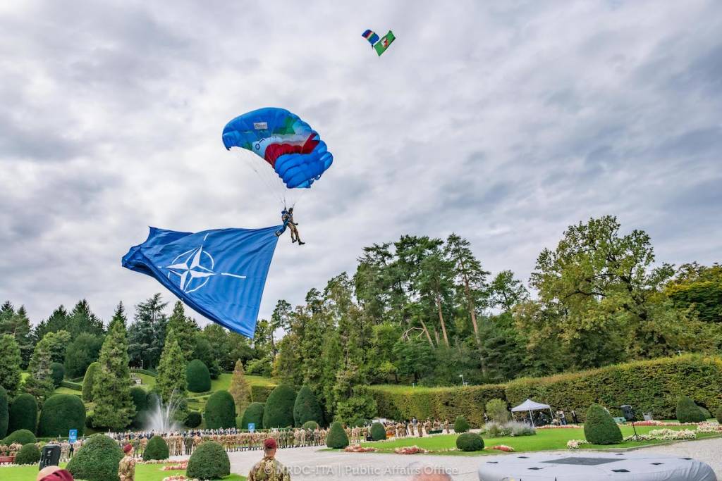 Paracadutisti in volo sui giardini Estensi per il ventennale della base Nato di Solbiate Olona