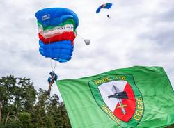 Paracadutisti in volo sui giardini Estensi per il ventennale della base Nato di Solbiate Olona