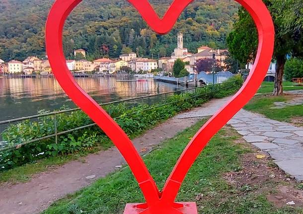 Porto Ceresio - Un cuore rosso sul lungolago