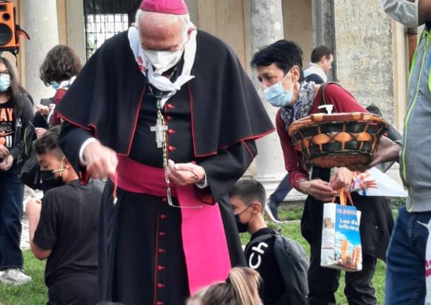 Preadolescenti al Sacro Monte con Monsignor Agnesi