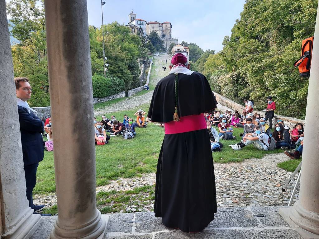 Preadolescenti al Sacro Monte con Monsignor Agnesi