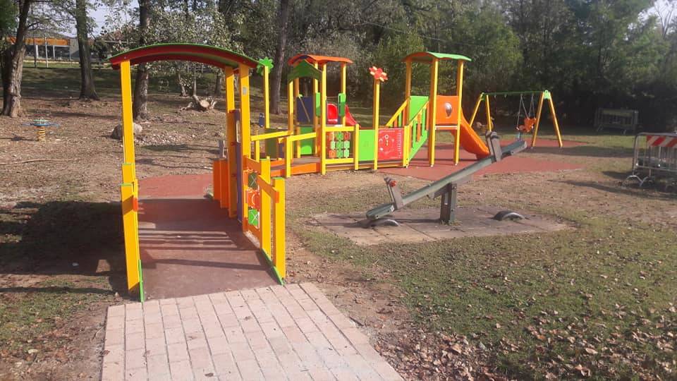 Quasi terminata l'installazione dei giochi inclusivi al Parco degli Aironi di Gerenzano