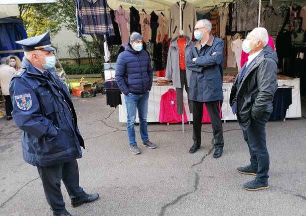 Sindaco e assessore di Saronno incontrano gli ambulanti al mercato di Cassina Ferrara