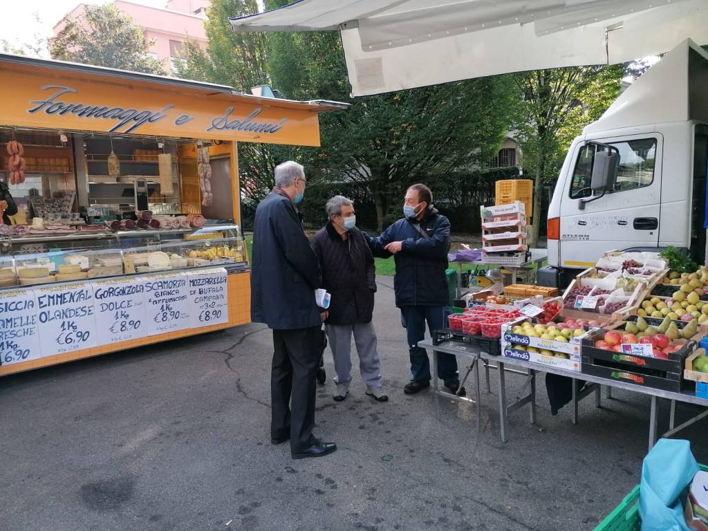 Sindaco e assessore di Saronno incontrano gli ambulanti al mercato di Cassina Ferrara