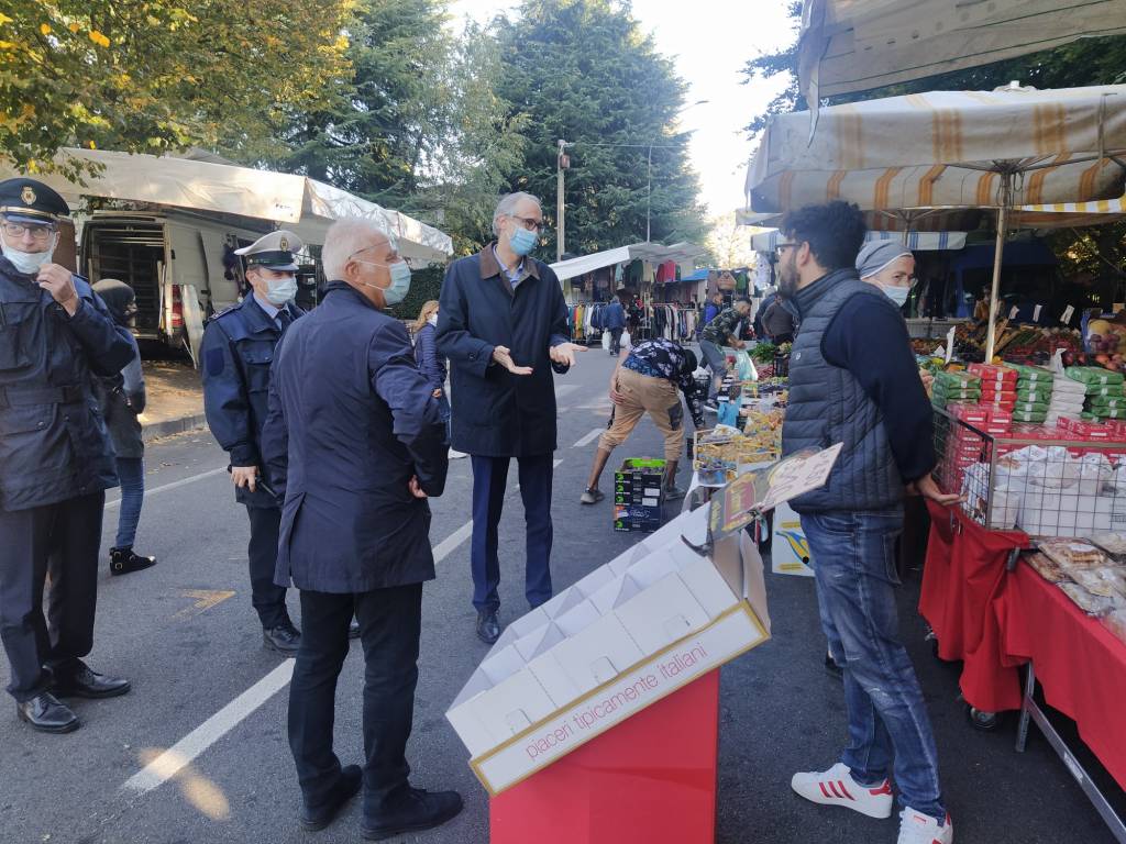 Sopralluogo al mercato di Saronno per sindaco e neo assessore