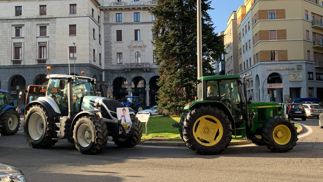 Trattori in piazza Monte Grappa per sostenere Matteo Bianchi