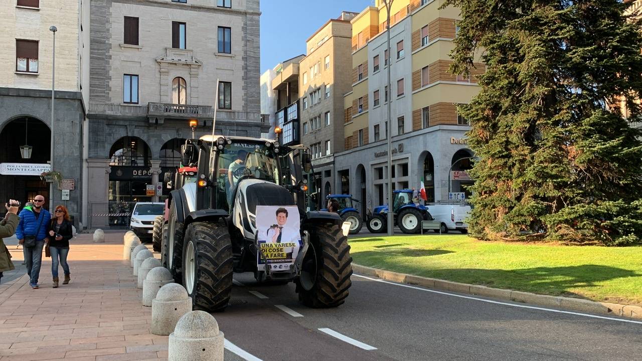 Trattori in piazza Monte Grappa per sostenere Matteo Bianchi