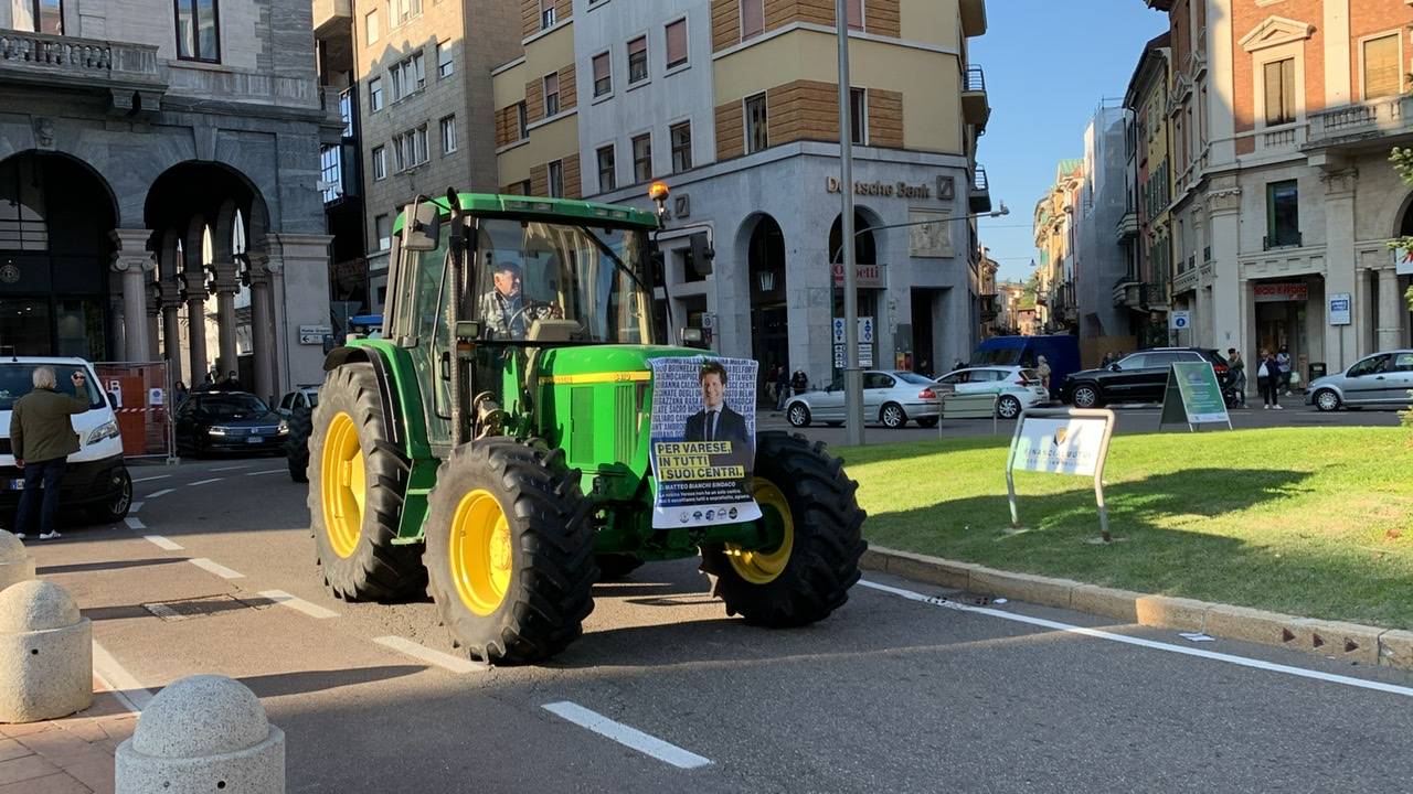 Trattori in piazza Monte Grappa per sostenere Matteo Bianchi