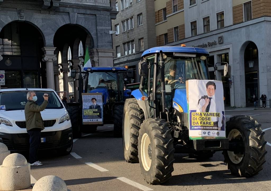 Trattori in piazza Monte Grappa per sostenere Matteo Bianchi