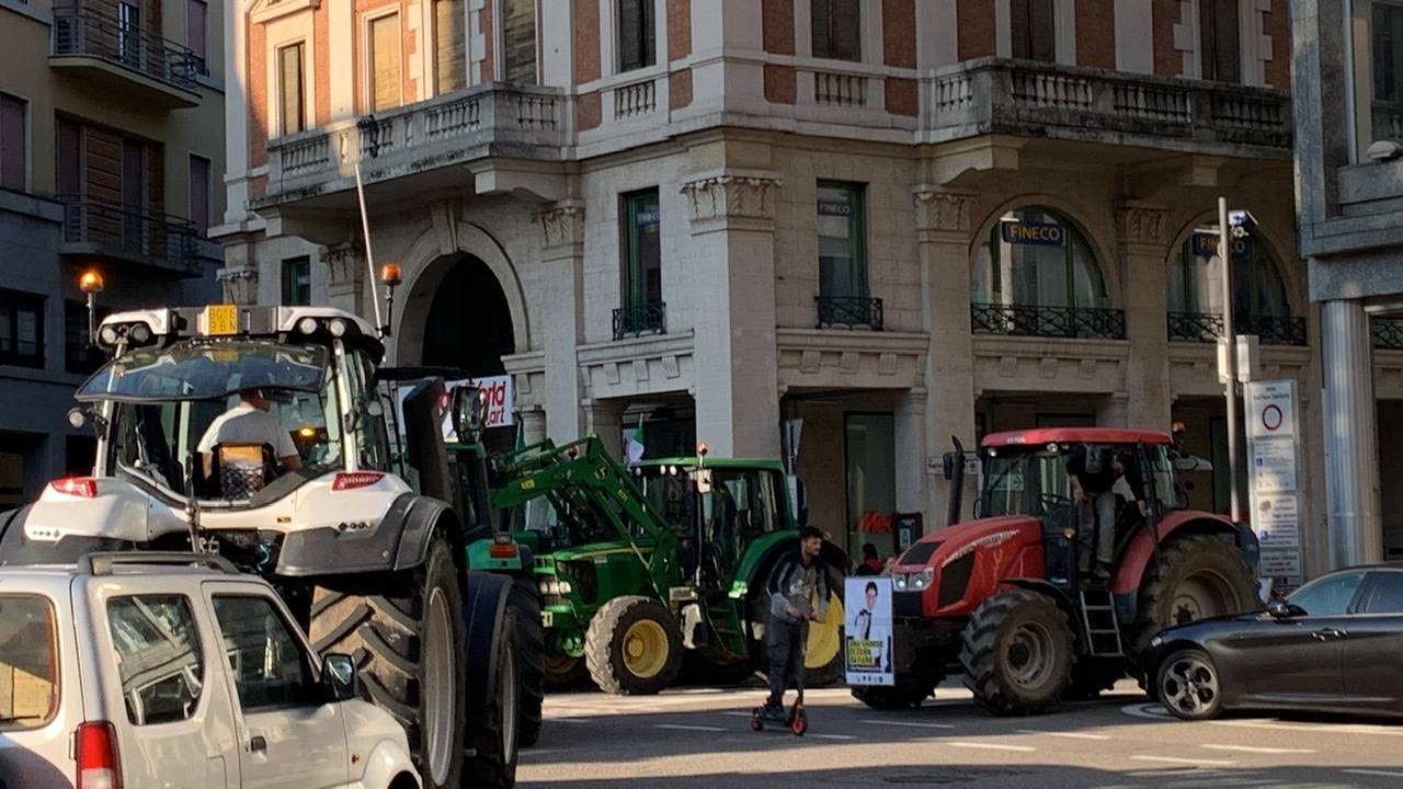 Trattori in piazza Monte Grappa per sostenere Matteo Bianchi