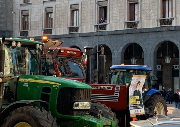 Trattori in piazza Monte Grappa per sostenere Matteo Bianchi