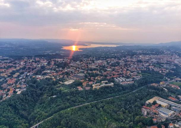 Varese, il lago, e il sole che tramonta