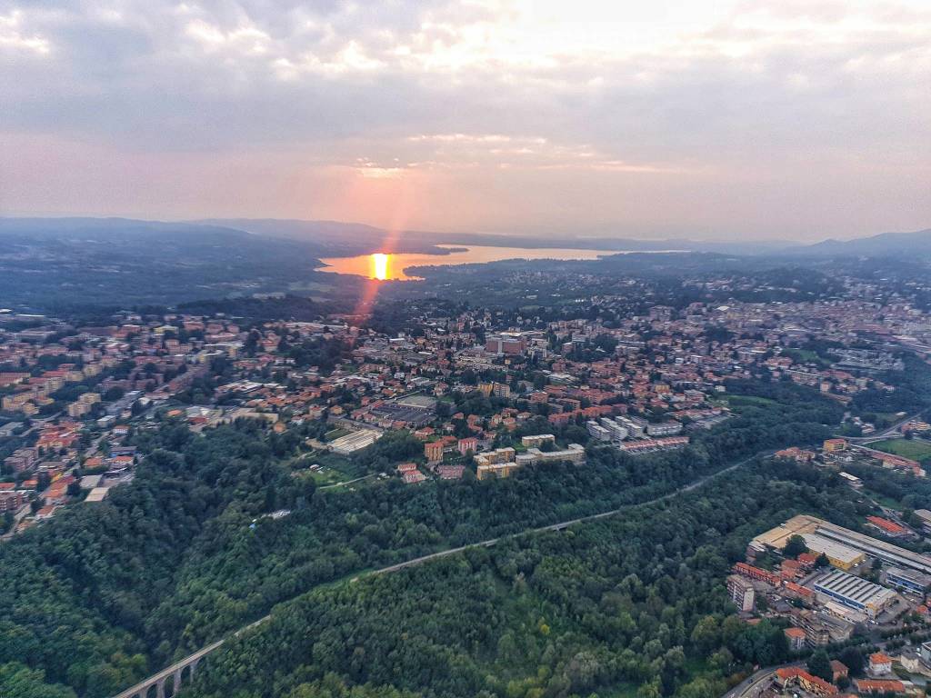 Varese, il lago, e il sole che tramonta