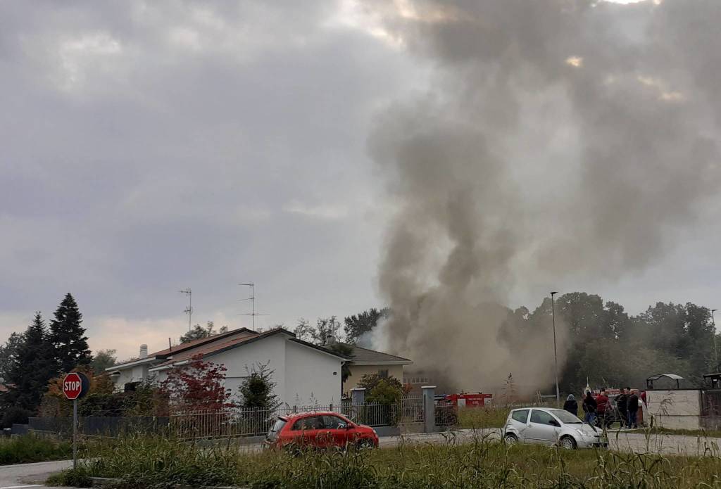 Villetta in fiamme a Somma Lombardo