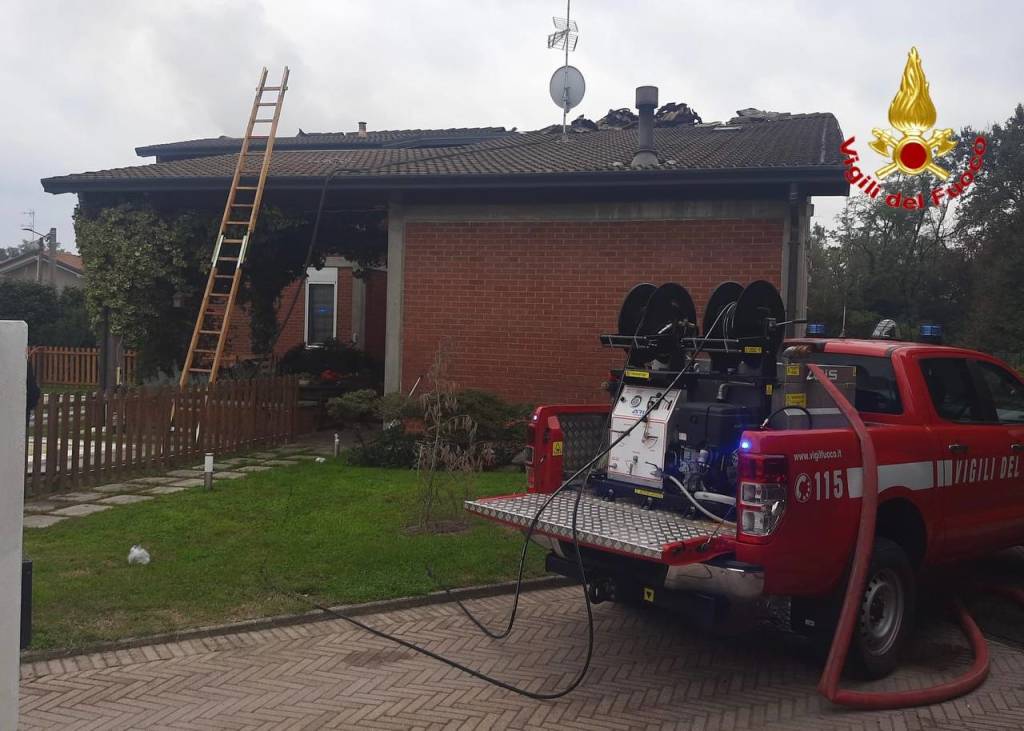 Villetta in fiamme a Somma Lombardo
