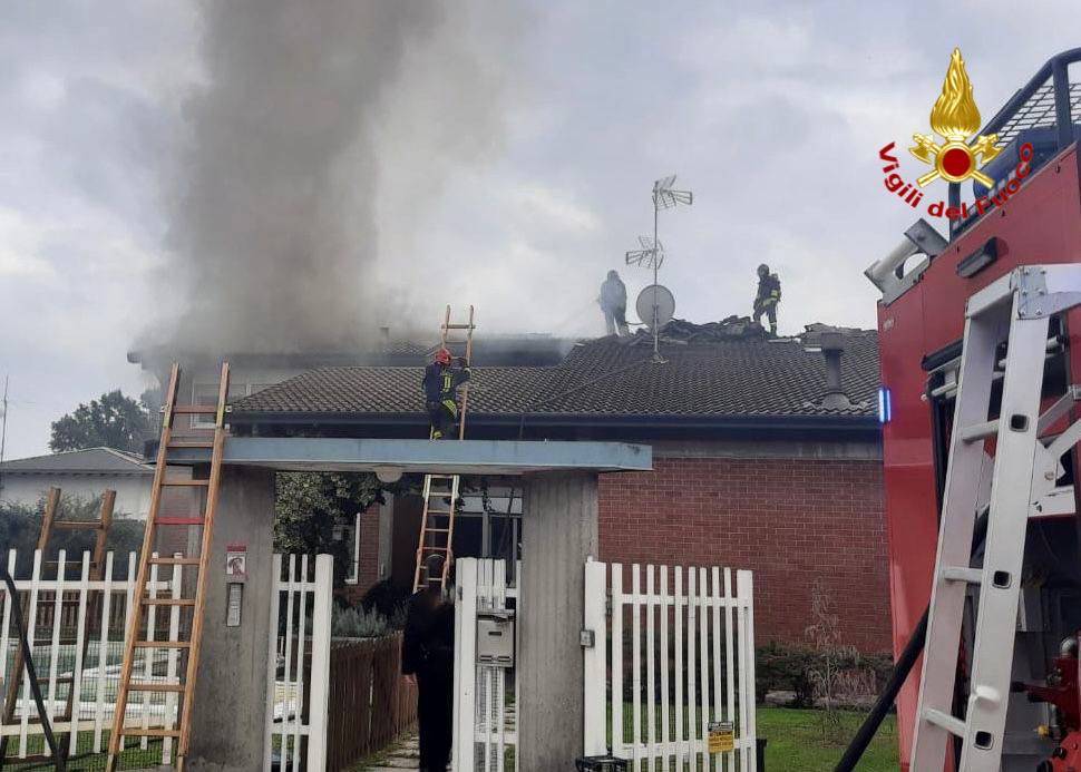 Villetta in fiamme a Somma Lombardo