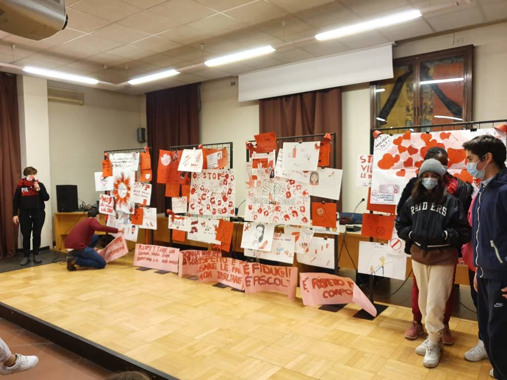 A Busto Garolfo un flash mob per dire "no" alla violenza contro le donne