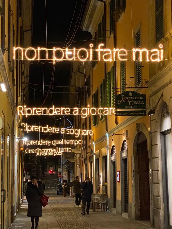"A Natale puoi...": Via san Martino a Varese è già illuminata