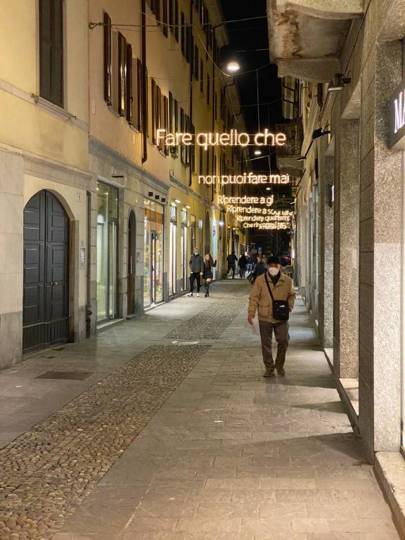"A Natale puoi...": Via san Martino a Varese è già illuminata