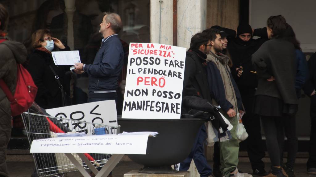 A Saronno manifestazione contro il greenpass