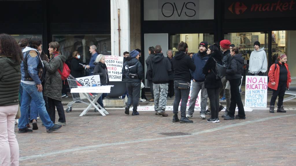 A Saronno manifestazione contro il greenpass