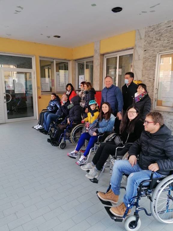 Ad Uboldo sindaco e assessori in sedia a rotelle dalla chiesa al Municipio