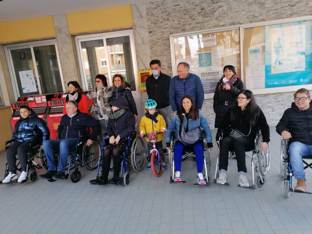 Ad Uboldo sindaco e assessori in sedia a rotelle dalla chiesa al Municipio