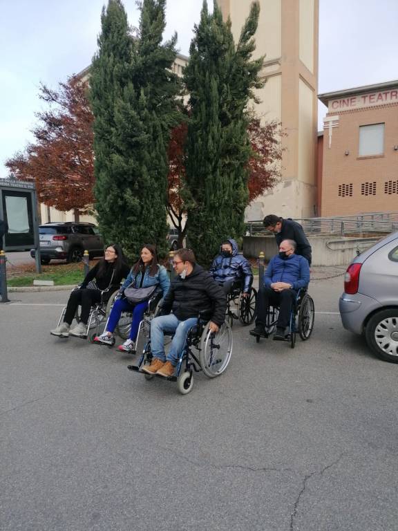Ad Uboldo sindaco e assessori in sedia a rotelle dalla chiesa al Municipio